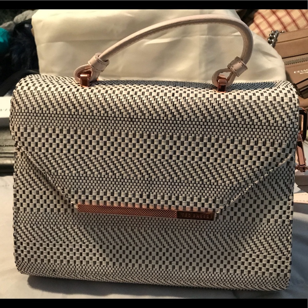 Crossbody handbags